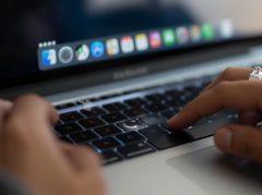 how to open task manager on macbook